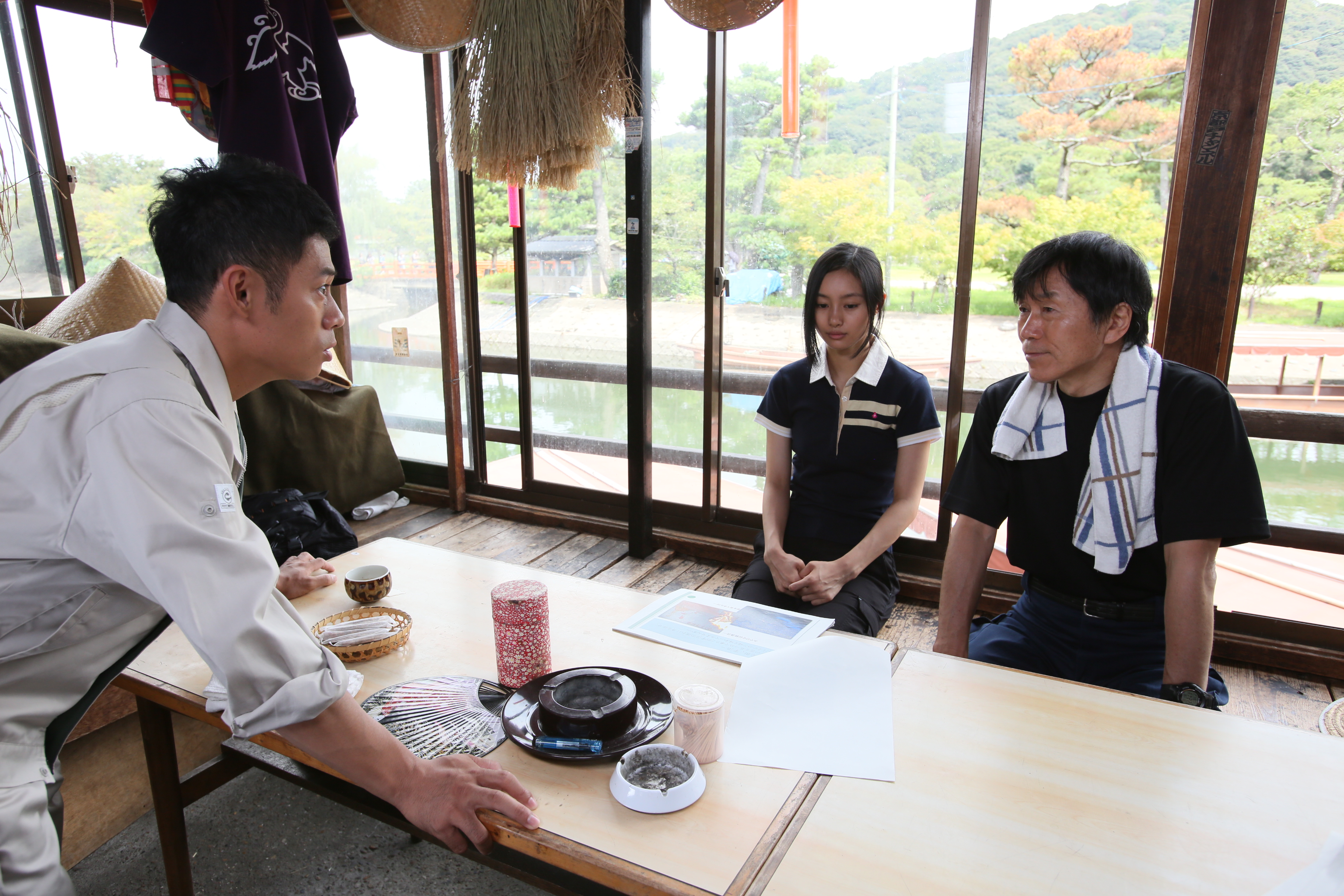 宇治川観光通船にて　伊藤淳史さん（左）と忽那汐里さん（中）と平田満さん（右）の画像