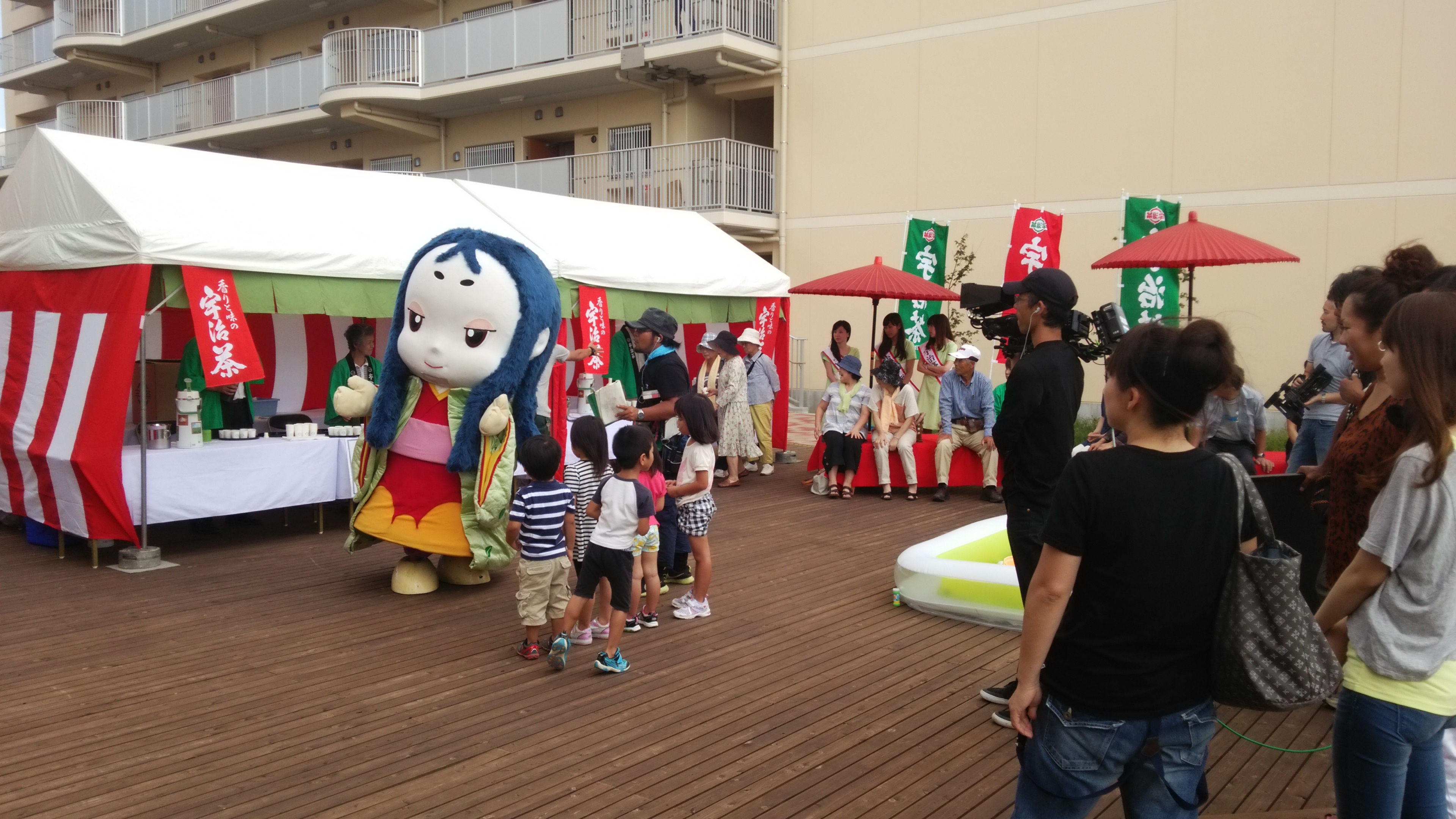 槇島府営団地にて　ちはや姫とエキストラの子供たちの画像