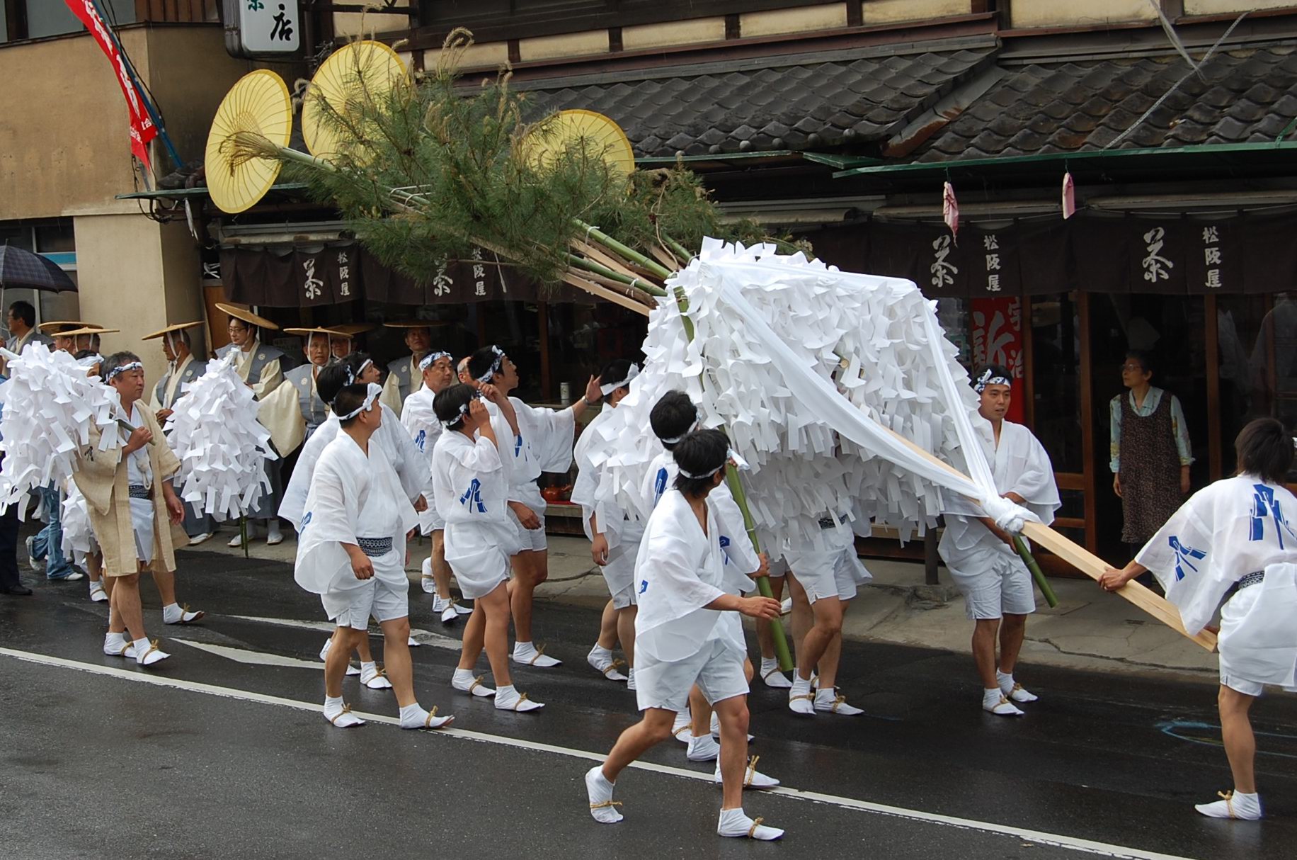 大幣に厄を集めて町を巡る様子の画像