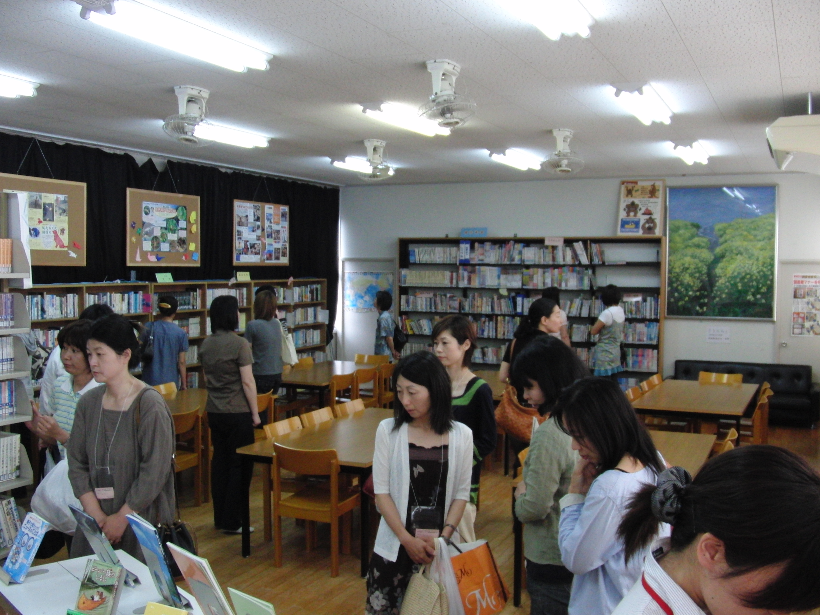 研修会の様子（学校図書館見学）の画像