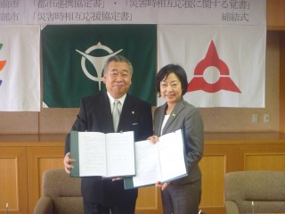 左から、久保田勇宇治市長、久保田后子宇部市長の画像