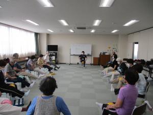 教室の様子（ボールを使った運動）