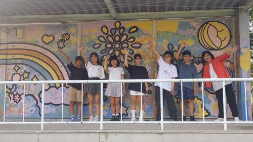南小倉小学校の児童とウォールアート
