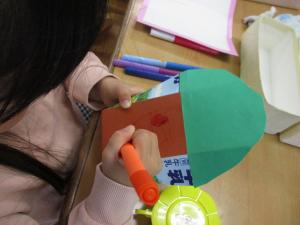 どんぐりバックに絵を描く