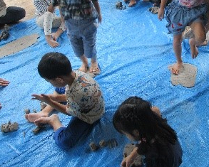 粘土で遊んでいる