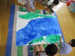 絵の具で色を塗っている