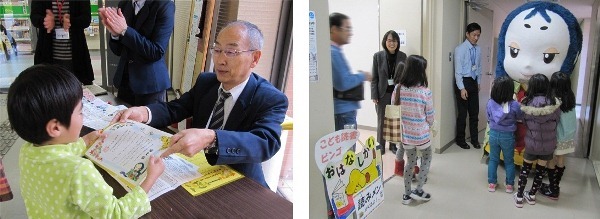 （左）「こども読書ビンゴマスター認定証」を渡しましたの画像