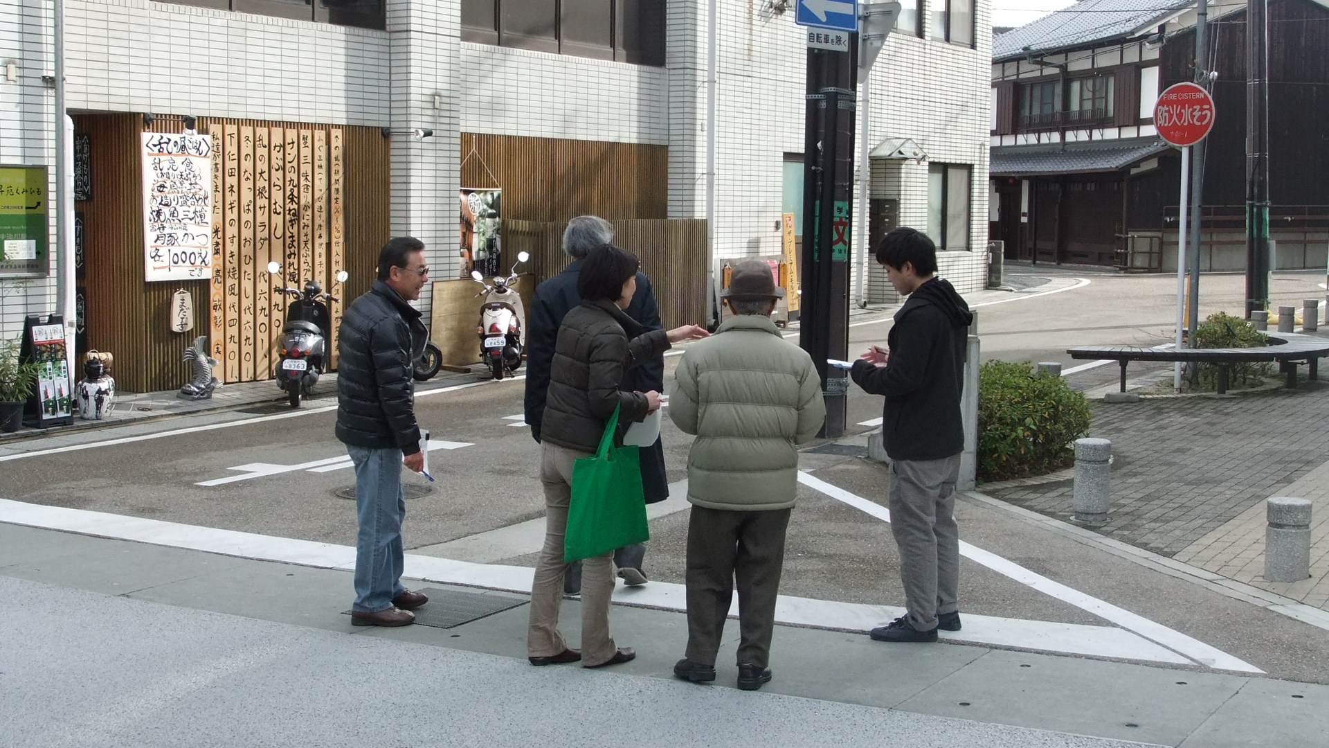 まちあるきの様子。