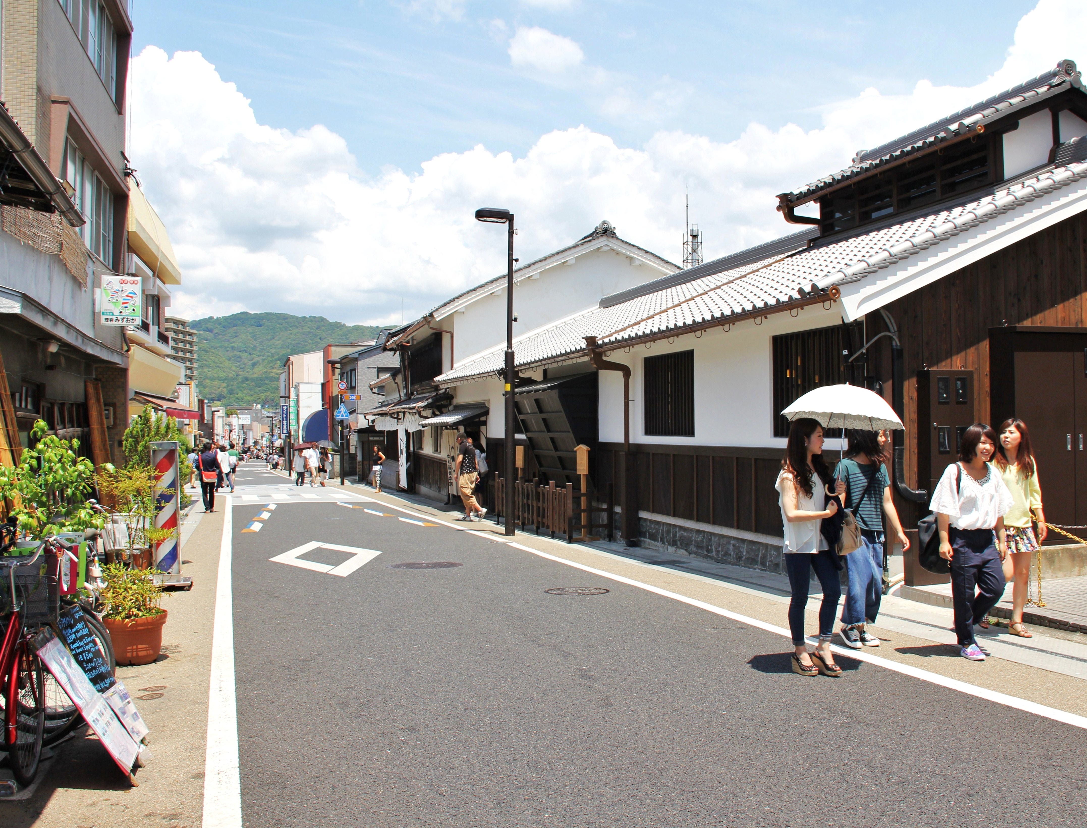 宇治橋商店街に面するお茶屋の画像