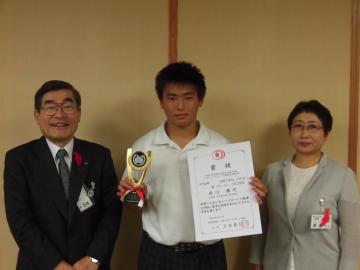 大会新記録で優勝された西川選手（中央）と山本市長（左）、岸本教育長（右）の画像