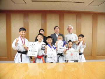 心華館空手道スポーツ少年団の選手の皆さん（前列）と加藤吉辰総師範（後列右）の画像