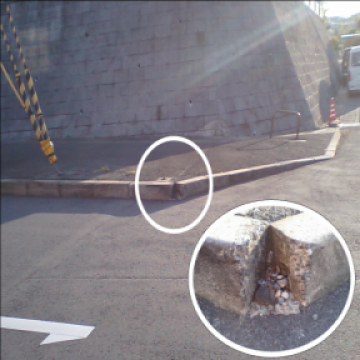 歩車道ブロック損傷の画像