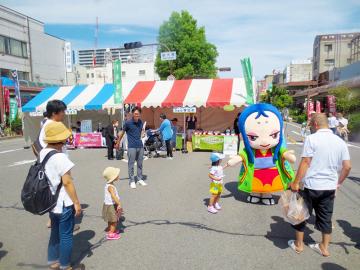 元気ハツラツ市で宇治市のPRを行うちはや姫