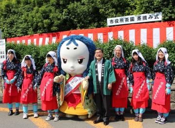 市役所茶園　茶摘み式の画像1