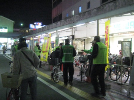 近鉄小倉駅付近での啓発活動（ひったくり被害防止）の画像