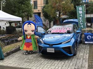 環境にやさしい電気自動車と記念撮影