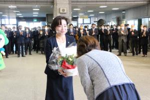 初登庁式でお花を受け取る松村市長
