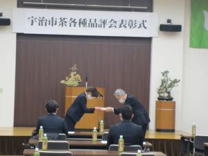 「第７４回全国茶品評会」てん茶の部で、「農林水産大臣賞」を受賞された小山元治様に表彰状を渡す松村市長