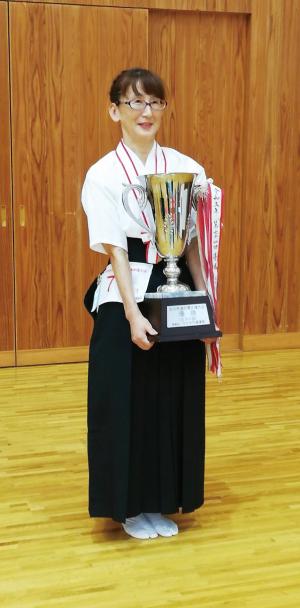 トロフィーを持つ山口さん