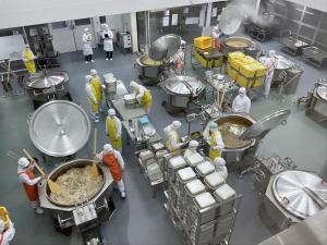 給食を作っています