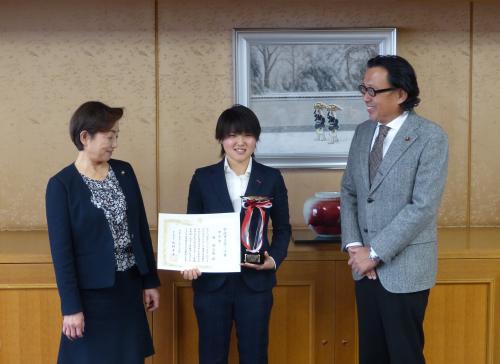 左側から松村市長・林選手・堀市議会議長