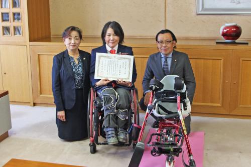 左側から松村市長・原田選手・堀市議会議長