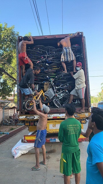 宇治市で回収した自転車を現地でおろしている様子