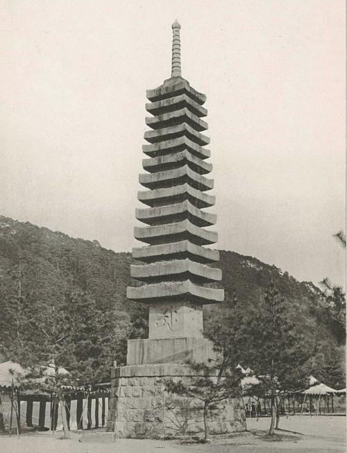 明治後期に再建された十三重石塔