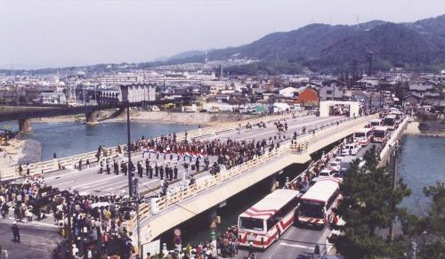 新宇治橋の渡り初め（右は旧宇治橋）